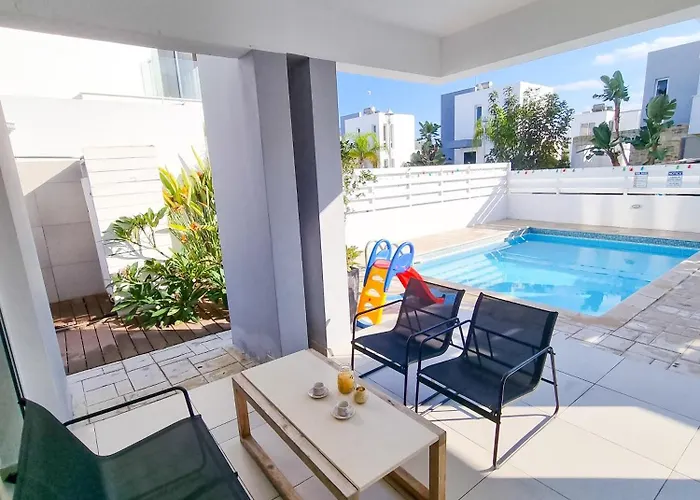 With Private Pool And Bbq Περβόλια